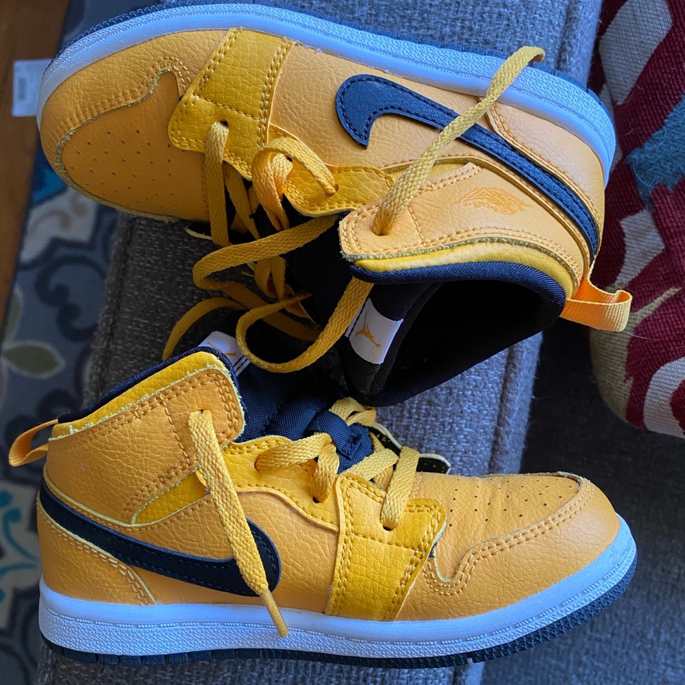 Jordan 1 mid